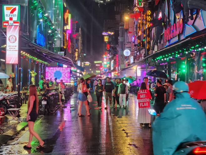 Trung tâm TP.HCM đón cơn mưa xối xả, người dân không kịp trở tay nhưng vẫn vui sướng sau bao ngày nắng nóng - Ảnh 1.