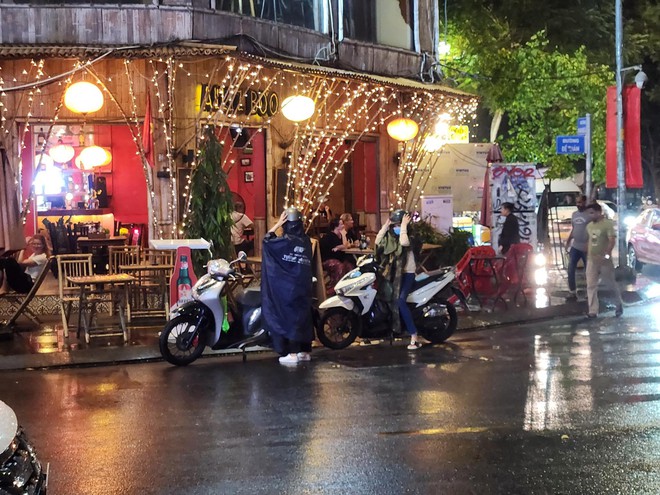 Trung tâm TP.HCM đón cơn mưa xối xả, người dân không kịp trở tay nhưng vẫn vui sướng sau bao ngày nắng nóng - Ảnh 2.