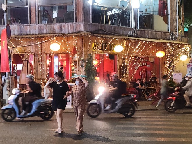 Trung tâm TP.HCM đón cơn mưa xối xả, người dân không kịp trở tay nhưng vẫn vui sướng sau bao ngày nắng nóng - Ảnh 8.