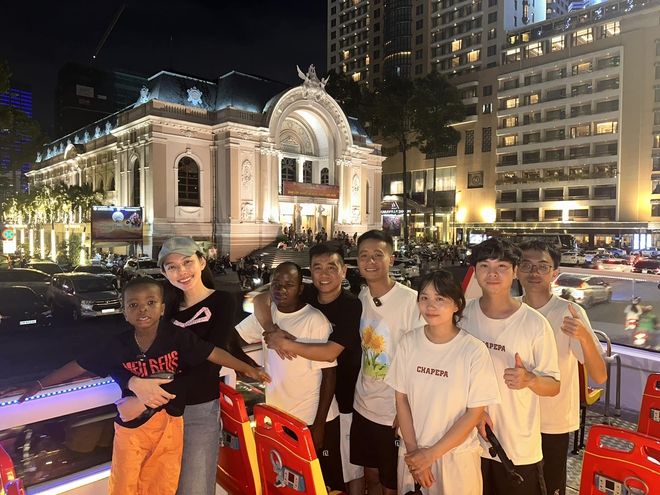 Thùy Tiên tự tay đệm đàn và hát cùng team Quang Linh Vlogs, Lôi Con minh họa nhiệt tình dù... không hiểu gì - Ảnh 2.