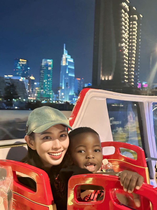 Thùy Tiên tự tay đệm đàn và hát cùng team Quang Linh Vlogs, Lôi Con minh họa nhiệt tình dù... không hiểu gì - Ảnh 9.