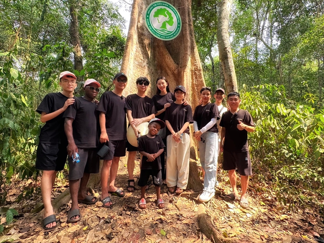 Thùy Tiên tự tay đệm đàn và hát cùng team Quang Linh Vlogs, Lôi Con minh họa nhiệt tình dù... không hiểu gì - Ảnh 4.