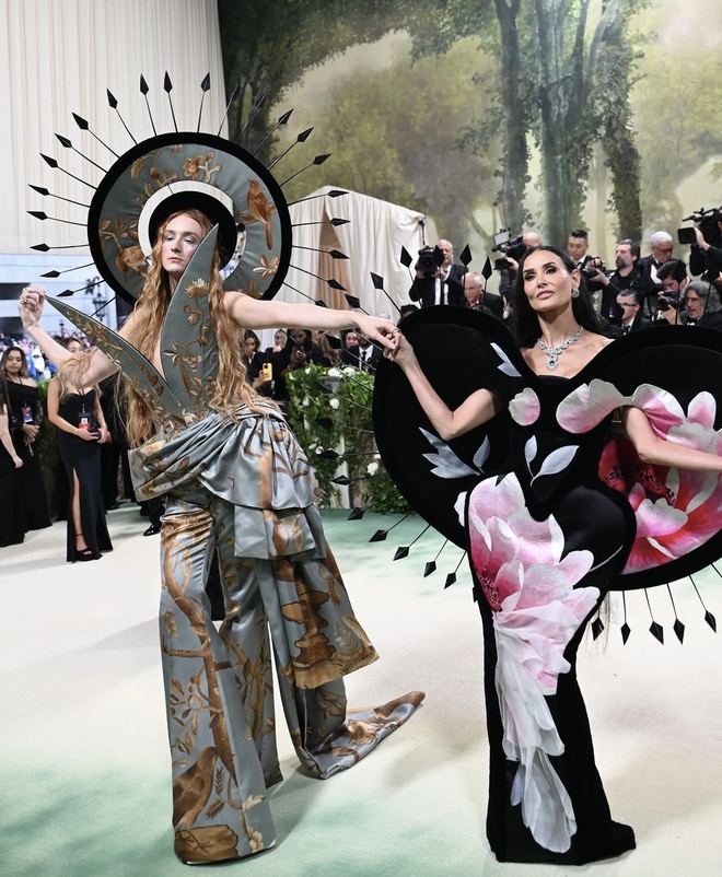 Siêu thảm đỏ Met Gala 2024: Zendaya cực slay với 2 bộ đồ, Jennie - Kendall Jenner khoe body “cháy” quá rồi! - Ảnh 39.