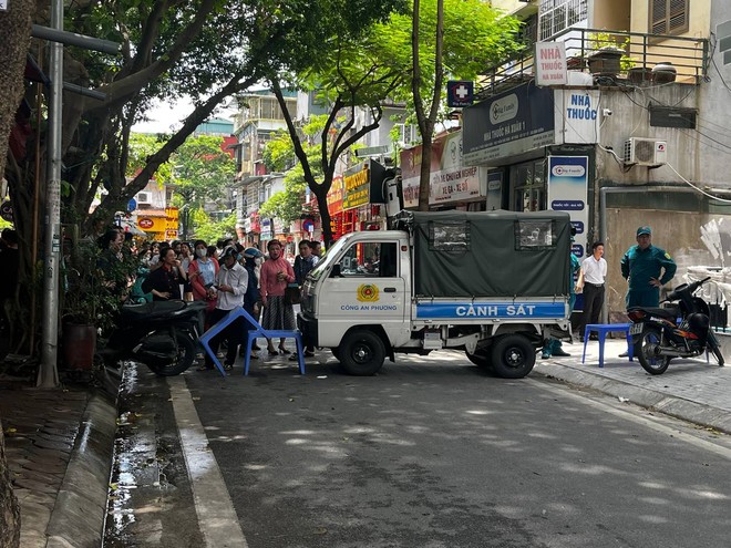 Cháy ở một khách sạn ở trung tâm Hà Nội vào giữa trưa, cột khói bốc cao khiến nhiều người hoảng loạn - Ảnh 4.