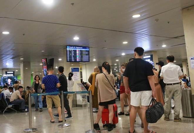 Hàng loạt chuyến bay bị delay trong ngày TP.HCM xuất hiện mưa đá: Ra sân bay từ 2h trưa đến 8h tối vẫn chưa bay được - Ảnh 3.
