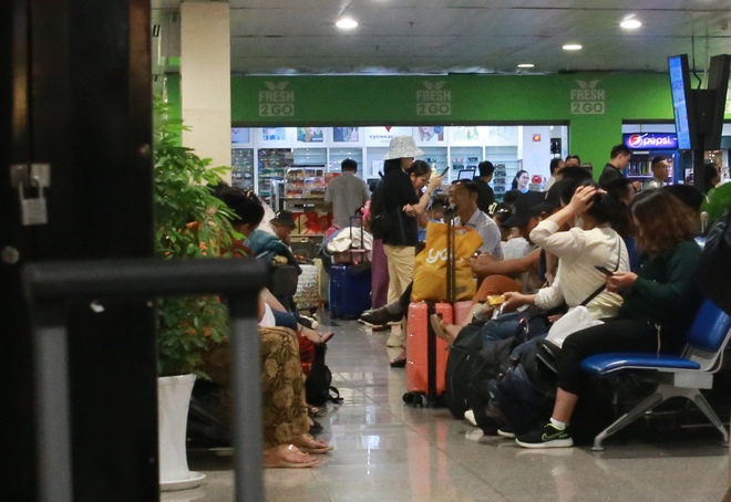 Hàng loạt chuyến bay bị delay trong ngày TP.HCM xuất hiện mưa đá: Ra sân bay từ 2h trưa đến 8h tối vẫn chưa bay được - Ảnh 2.