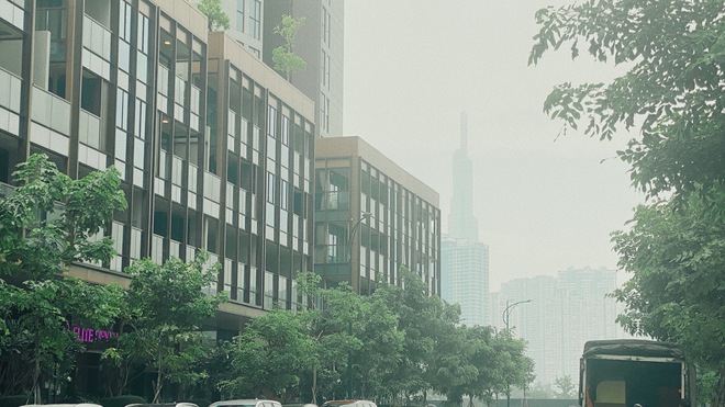 TPHCM mờ mịt trong lớp mù trắng đục sau trận mưa đá hiếm gặp chiều 14/6 - Ảnh 3.
