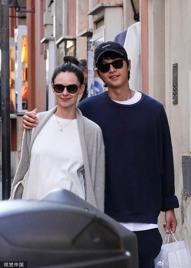 Tóm dính vợ chồng Song Joong Ki đưa quý tử ra ngoài chơi, 1 đặc điểm ngoại hình của bé gây sốt - Ảnh 8.