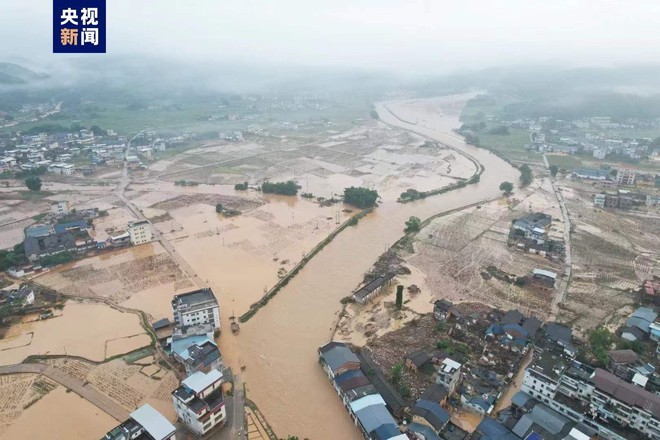 Chùm ảnh: Thành phố biến thành biển vì trận mưa lũ lớn nhất lịch sử, 11.100 người phải sơ tán khẩn cấp, ít nhất 5 người chết, 15 người mất tích - Ảnh 2.