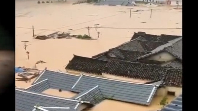 Chùm ảnh: Thành phố biến thành biển vì trận mưa lũ lớn nhất lịch sử, 11.100 người phải sơ tán khẩn cấp, ít nhất 5 người chết, 15 người mất tích - Ảnh 5.