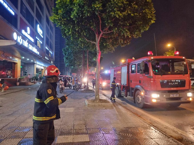 Hà Nội: Cháy căn hộ chung cư nghi do điều hoà, nhiều người hoảng loạn chạy xuống sảnh - Ảnh 5.