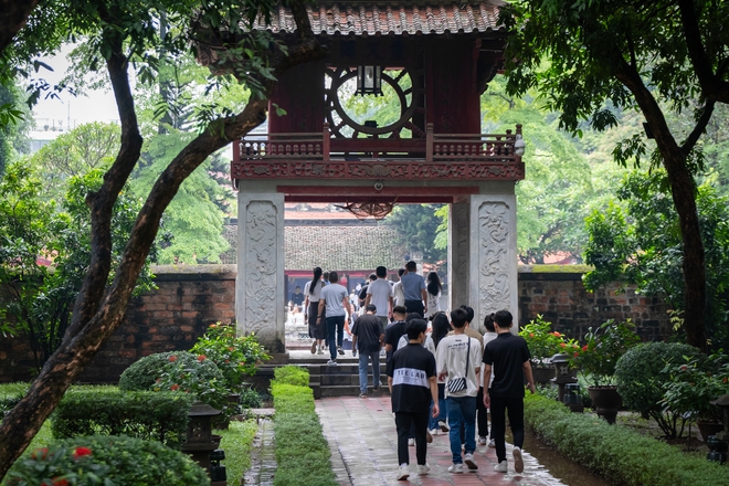Sĩ tử đội mưa vượt hơn 50km đến Văn Miếu - Quốc Tử Giám cầu may mắn trước kỳ thi tốt nghiệp THPT 2024 - Ảnh 3.