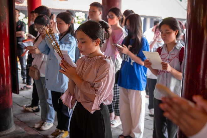 Sĩ tử đội mưa vượt hơn 50km đến Văn Miếu - Quốc Tử Giám cầu may mắn trước kỳ thi tốt nghiệp THPT 2024 - Ảnh 16.