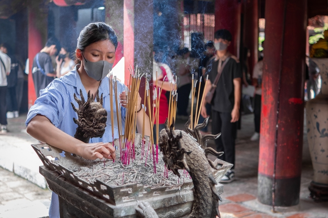 Sĩ tử đội mưa vượt hơn 50km đến Văn Miếu - Quốc Tử Giám cầu may mắn trước kỳ thi tốt nghiệp THPT 2024 - Ảnh 15.