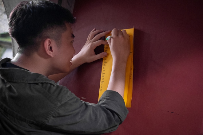Sĩ tử đội mưa vượt hơn 50km đến Văn Miếu - Quốc Tử Giám cầu may mắn trước kỳ thi tốt nghiệp THPT 2024 - Ảnh 12.