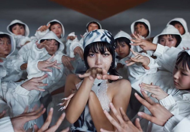 HOT: Lisa cực slay cùng 100 vũ công nhảy khắp Thái Lan trong MV Rockstar, nhạc lạ tai phải nghe nhiều mới thấy dính - Ảnh 13.