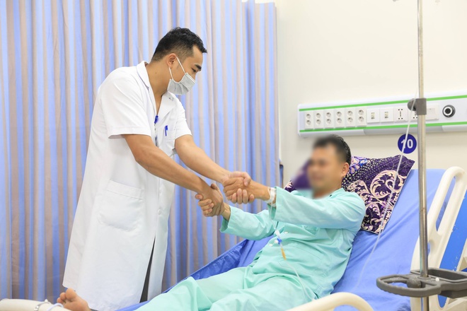 Bất ngờ bị cứng đờ người khi đang làm việc trong phòng điều hòa, người đàn ông ở Vĩnh Phúc phải đi cấp cứu - Ảnh 1.