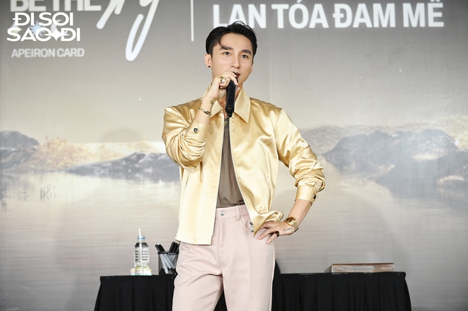 Cận cảnh Sơn Tùng dát vàng từ đầu tới chân, khoe visual vừa điển trai lại đáng yêu tại fansign độc quyền! - Ảnh 8.