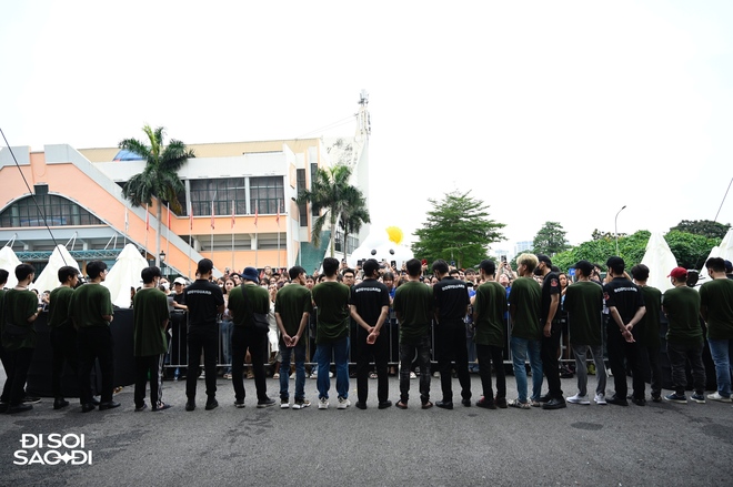 Cận cảnh Sơn Tùng dát vàng từ đầu tới chân, khoe visual vừa điển trai lại đáng yêu tại fansign độc quyền! - Ảnh 3.