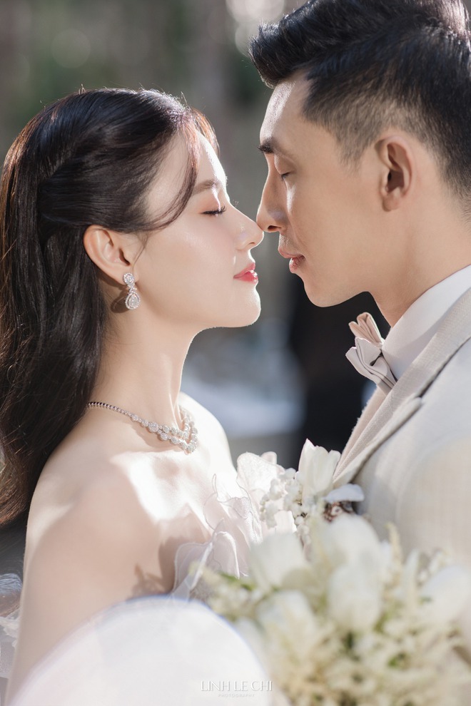 Trọn vẹn ảnh nét căng tiệc cầu hôn của Midu tại Đà Lạt: Cặp đôi trao liên hoàn nụ hôn cực ngọt, cùng làm nghi thức có 1-0-2! - Ảnh 17.