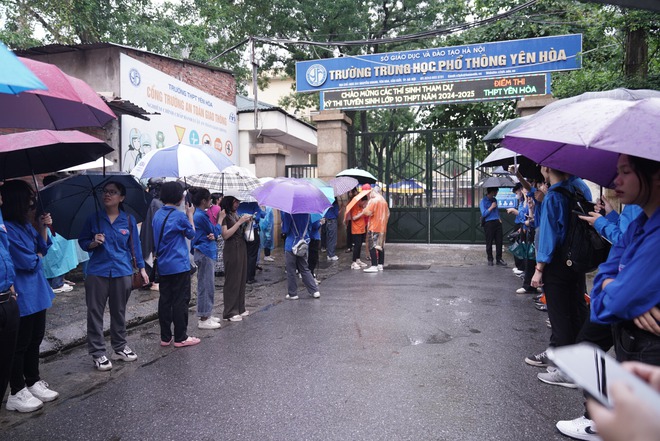Kỳ thi vào lớp 10 năm 2024 Hà Nội chính thức kết thúc: Thí sinh vui vẻ vì đề vừa sức, thế là thi xong rồi! - Ảnh 18.