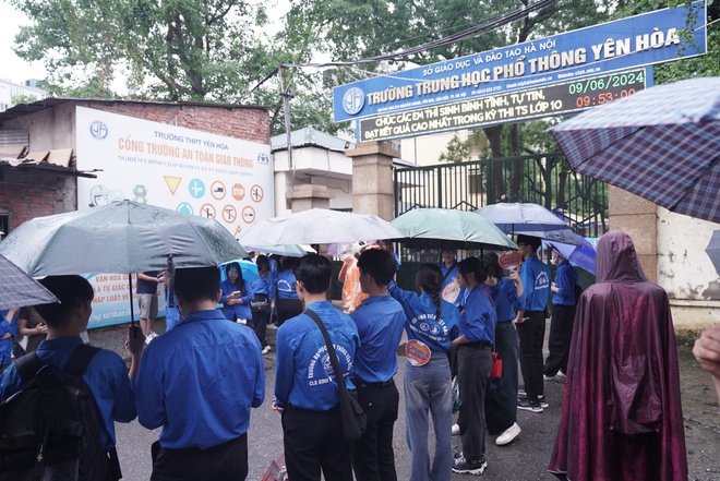 Kỳ thi vào lớp 10 năm 2024 Hà Nội chính thức kết thúc: Thí sinh vui vẻ vì đề vừa sức, thế là thi xong rồi! - Ảnh 19.