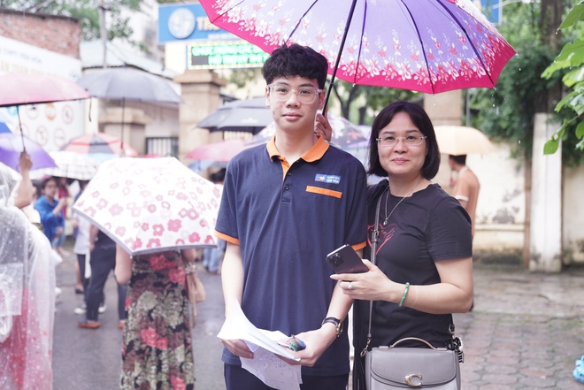 Kỳ thi vào lớp 10 năm 2024 Hà Nội chính thức kết thúc: Thí sinh vui vẻ vì đề vừa sức, thế là thi xong rồi! - Ảnh 4.