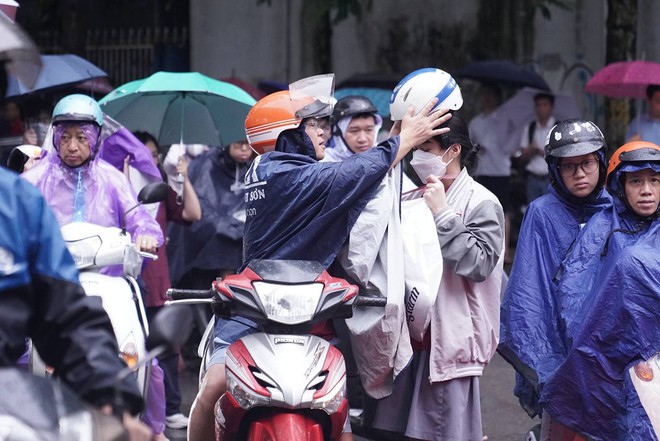 Kỳ thi vào lớp 10 năm 2024 Hà Nội chính thức kết thúc: Thí sinh vui vẻ vì đề vừa sức, thế là thi xong rồi! - Ảnh 34.