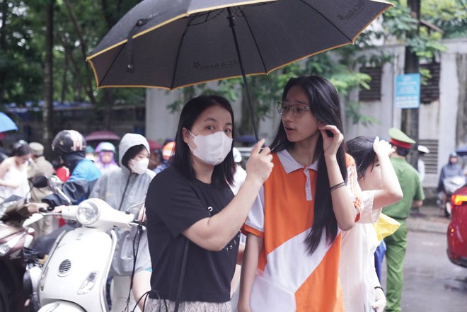 Kỳ thi vào lớp 10 năm 2024 Hà Nội chính thức kết thúc: Thí sinh vui vẻ vì đề vừa sức, thế là thi xong rồi! - Ảnh 37.