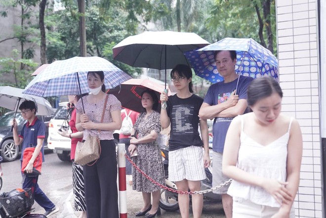 Kỳ thi vào lớp 10 năm 2024 Hà Nội chính thức kết thúc: Thí sinh vui vẻ vì đề vừa sức, thế là thi xong rồi! - Ảnh 40.
