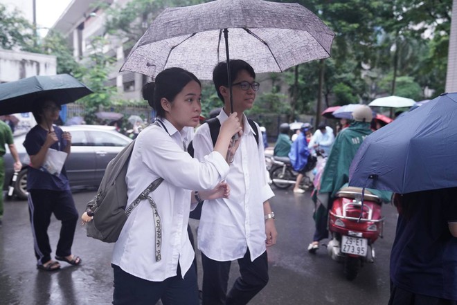 Kỳ thi vào lớp 10 năm 2024 Hà Nội chính thức kết thúc: Thí sinh vui vẻ vì đề vừa sức, thế là thi xong rồi! - Ảnh 39.