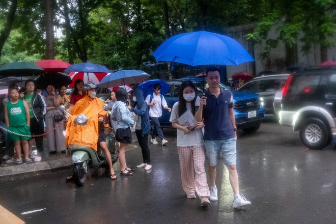 Kỳ thi vào lớp 10 năm 2024 Hà Nội chính thức kết thúc: Thí sinh vui vẻ vì đề vừa sức, thế là thi xong rồi! - Ảnh 35.