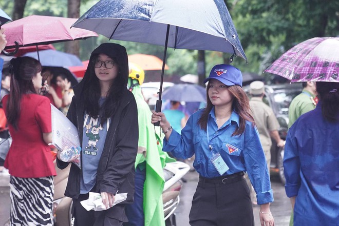 Kỳ thi vào lớp 10 năm 2024 Hà Nội chính thức kết thúc: Thí sinh vui vẻ vì đề vừa sức, thế là thi xong rồi! - Ảnh 38.