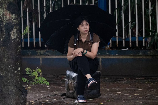 Kỳ thi vào lớp 10 năm 2024 Hà Nội chính thức kết thúc: Thí sinh vui vẻ vì đề vừa sức, thế là thi xong rồi! - Ảnh 21.