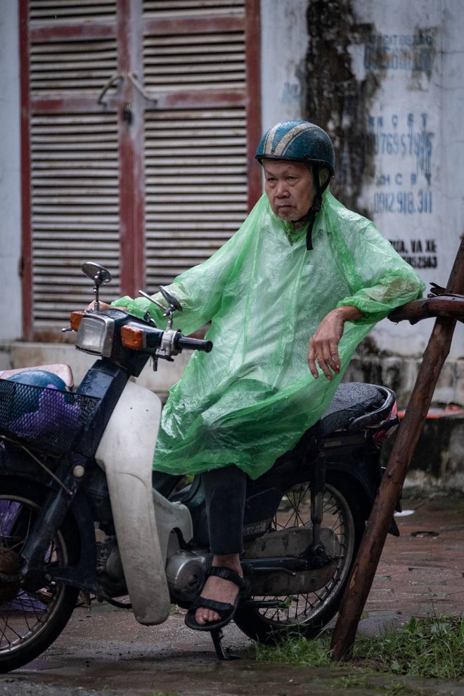 Kỳ thi vào lớp 10 năm 2024 Hà Nội chính thức kết thúc: Thí sinh vui vẻ vì đề vừa sức, thế là thi xong rồi! - Ảnh 22.