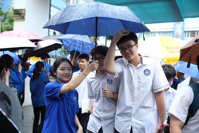 Kỳ thi vào lớp 10 năm 2024 Hà Nội chính thức kết thúc: Thí sinh vui vẻ vì đề vừa sức, thế là thi xong rồi! - Ảnh 6.