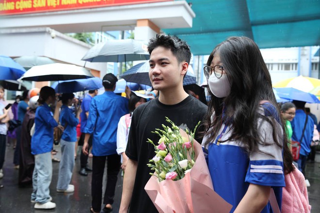Kỳ thi vào lớp 10 năm 2024 Hà Nội chính thức kết thúc: Thí sinh vui vẻ vì đề vừa sức, thế là thi xong rồi! - Ảnh 7.