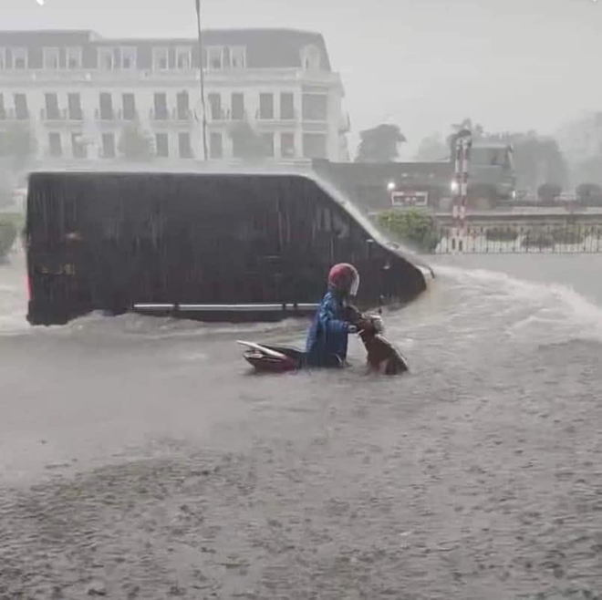 Mưa lớn kéo dài, nhiều khu vực ở Quảng Ninh, Hải Phòng ngập sâu - Ảnh 3.