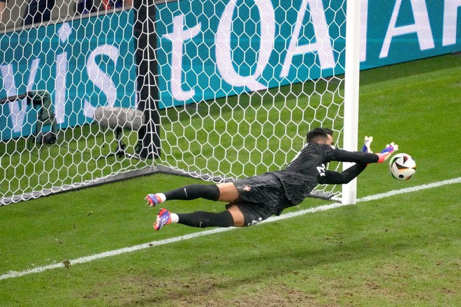 Chân dung siêu thủ môn đẩy 100% số quả luân lưu tại Euro 2024, cứu Ronaldo khỏi vô vàn chỉ trích - Ảnh 1.