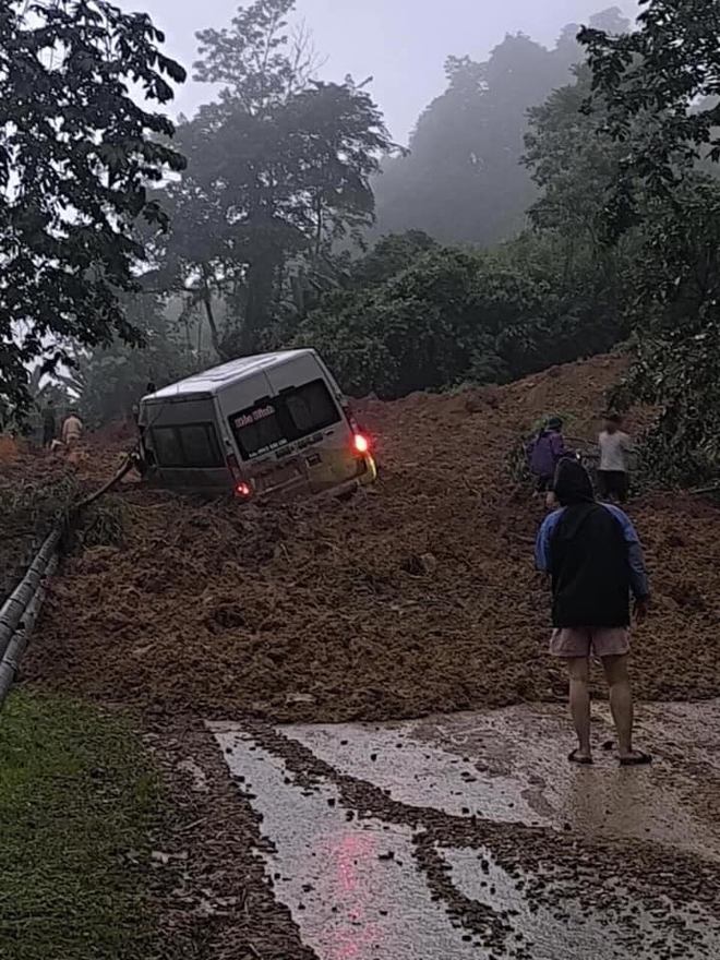 Hiện trường thương tâm vụ tai nạn 7 người chết ở Hà Giang: Hành khách xuống đẩy xe giúp thì bị đất đá tràn xuống - Ảnh 2.