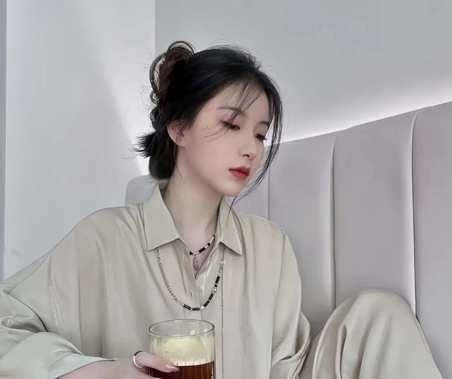 Ứng cử viên đáng gờm nhất cuộc thi Hoa hậu đình đám lộ ảnh bán khỏa thân, quá khứ ăn chơi - Ảnh 3.