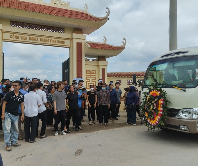 Người thân, bạn bè khóc nghẹn trong tang lễ 4 mẹ con tử vong sau tai nạn liên hoàn ở Hà Nội - Ảnh 5.