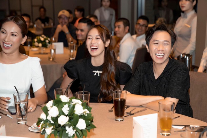 Midu cùng dàn sao khoe thiệp cưới Anh Đức, dự sẽ có nửa showbiz tụ họp! - Ảnh 12.