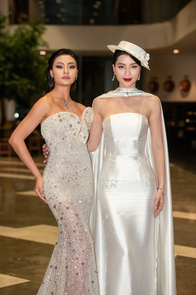 Thảm đỏ khai mạc LHP Châu Á Đà Nẵng: Dàn sao Lật Mặt 7 và Kẻ Ăn Hồn đổ bộ, Trấn Thành và Lý Hải cùng vắng mặt - Ảnh 10.
