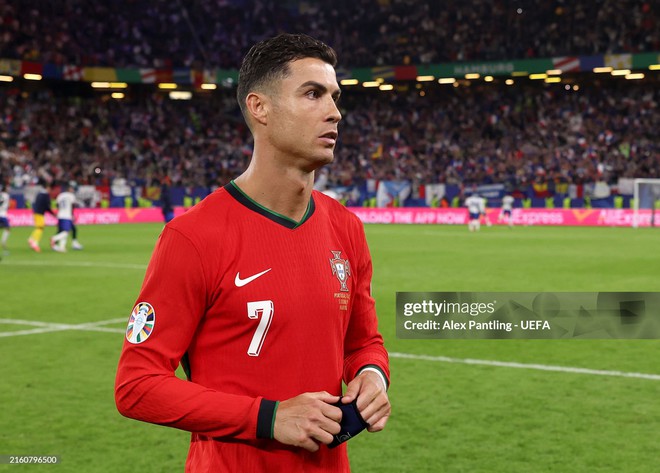 Giọt nước mắt không rơi nhưng trò chơi vẫn kết thúc, Ronaldo lầm lũi chia tay Euro cùng kỷ lục không thể buồn hơn - Ảnh 1.