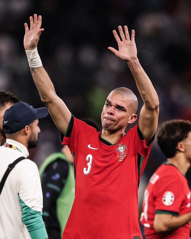 Pepe tuổi 41 tựa vai Ronaldo 39 tuổi oà khóc như một đứa trẻ: Mỏi chân rồi mình dừng lại thôi - Ảnh 6.