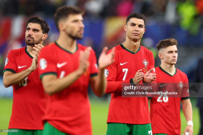 Giọt nước mắt không rơi nhưng trò chơi vẫn kết thúc, Ronaldo lầm lũi chia tay Euro cùng kỷ lục không thể buồn hơn - Ảnh 4.