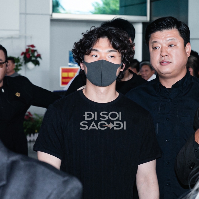 Thành viên BIGBANG uống nước mía ngay trước thềm fan day đầu tiên tại Việt Nam, idol tận hưởng mà fan lo sốt vó! - Ảnh 1.