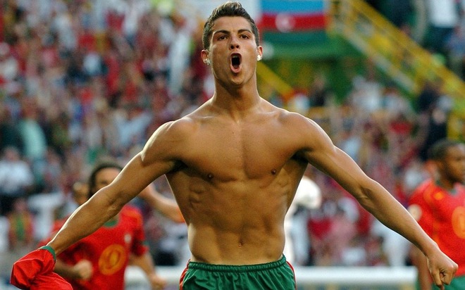 Hành trình 20 năm của Ronaldo tại Euro: Có niềm vui vỡ òa, có nước mắt cay đắng nhưng điều còn lại sau cùng là sự vĩ đại - Ảnh 1.