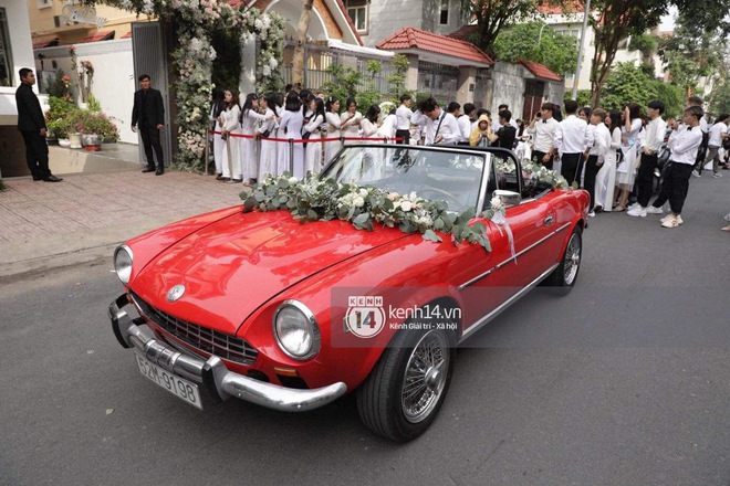 Ngắm lại loạt siêu xe rước dâu của 3 thiếu gia ngành nhựa đình đám nhất Việt Nam: Phải chi hồi đó được gả vào hào môn! - Ảnh 1.